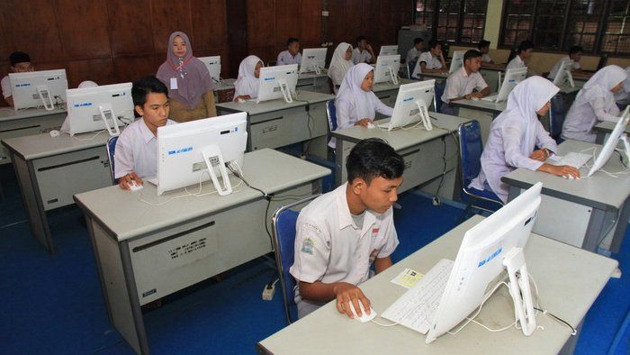 Peserta anak didik sedang mengikuti UNBK