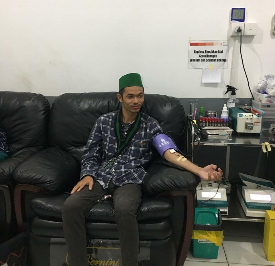 Kader HMI Banjarmasin sedang mendonorkan darah