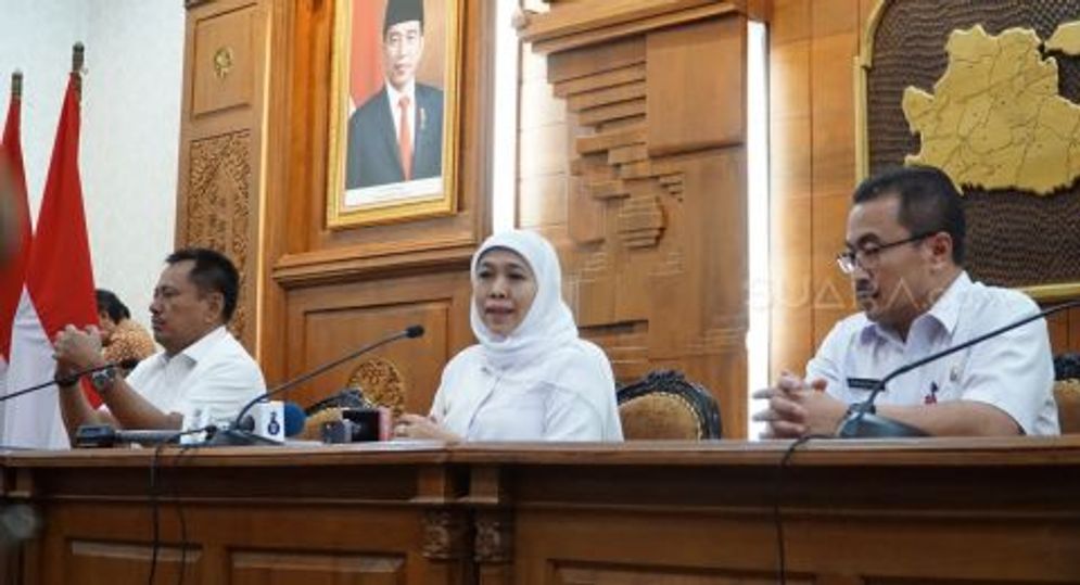 Gubernur Jatim Khofifah Indar Parawansa memberikan keterangan soal virus corona.