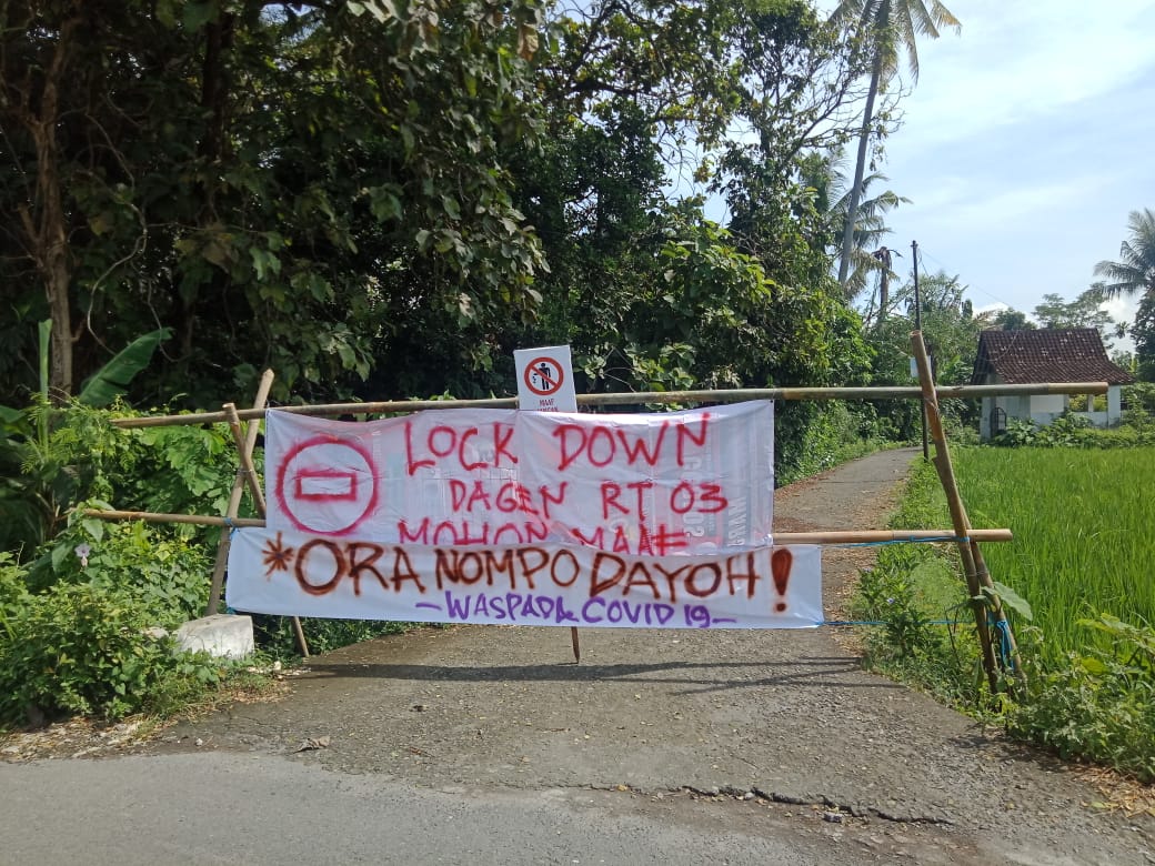 Warga Dagen RT 03, Sewon, Bantul menutup salah satu akses masuk ke kampung mereka.