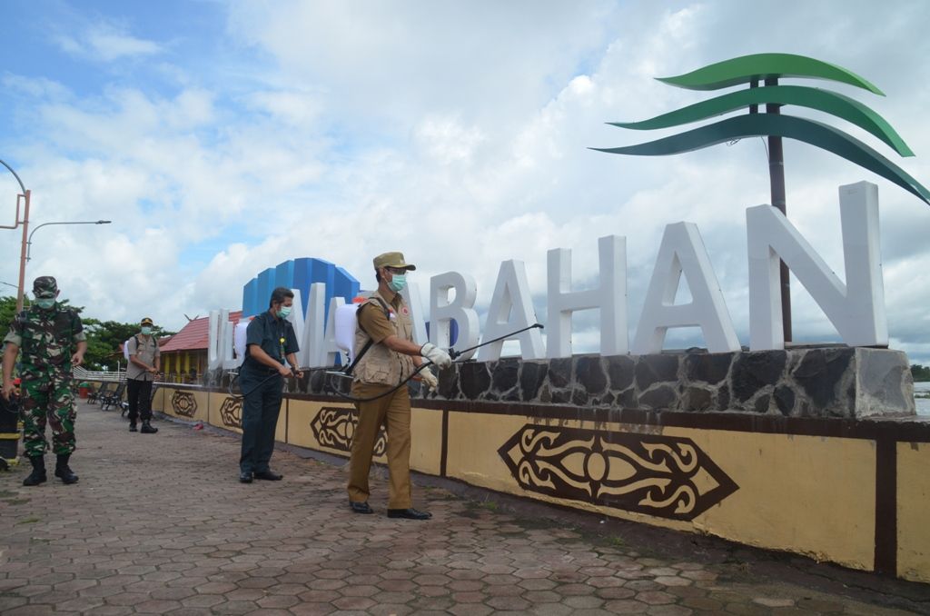 Wabup Batola menyemprot disinfektan di siring Marabahan