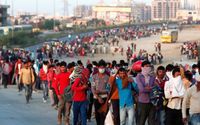 <p>Keputusan PM India melakukan lockdown secara khusus telah merugikan jutaan rakyat miskin India, membuat banyak orang kelaparan dan memaksa puluhan ribu buruh migran yang menganggur berjalan ratusan kilometer dari kota ke desa-desa asal mereka. / Reuters</p>
