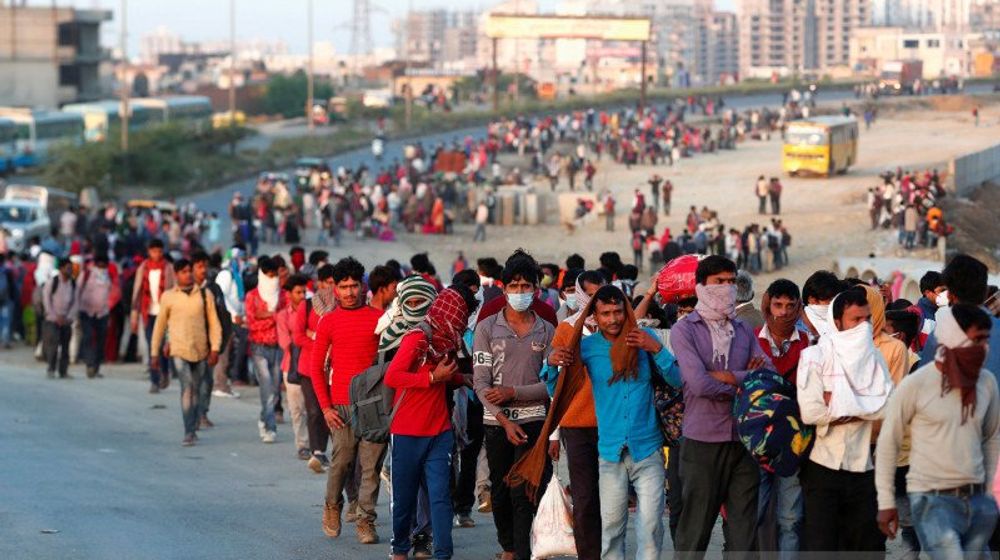 <p>Keputusan PM India melakukan lockdown secara khusus telah merugikan jutaan rakyat miskin India, membuat banyak orang kelaparan dan memaksa puluhan ribu buruh migran yang menganggur berjalan ratusan kilometer dari kota ke desa-desa asal mereka. / Reuters</p>
