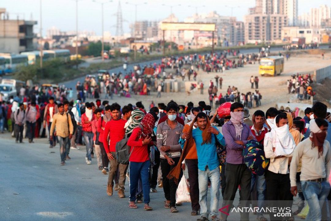 <p>Keputusan PM India melakukan lockdown secara khusus telah merugikan jutaan rakyat miskin India, membuat banyak orang kelaparan dan memaksa puluhan ribu buruh migran yang menganggur berjalan ratusan kilometer dari kota ke desa-desa asal mereka. / Reuters</p>
