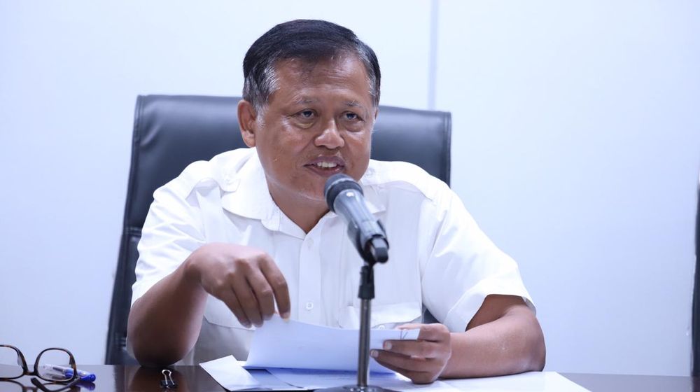 <p>Sekretaris Kementerian PANRB Dwi Wahyu Atmaji dan Kepala Badan Kepegawaian Negara (BKN) Bima Haria Wibisana menggelar virtual press conference untuk menyampaikan kebijakan lanjutan work from home/WFH dan larangan untuk mudik bagi Aparatur Sipil Negara (ASN) di Kantor Kementerian PANRB, Jakarta, Senin (30/03). Sumber: https://menpan.go.id/</p>
