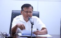 <p>Sekretaris Kementerian PANRB Dwi Wahyu Atmaji dan Kepala Badan Kepegawaian Negara (BKN) Bima Haria Wibisana menggelar virtual press conference untuk menyampaikan kebijakan lanjutan work from home/WFH dan larangan untuk mudik bagi Aparatur Sipil Negara (ASN) di Kantor Kementerian PANRB, Jakarta, Senin (30/03). Sumber: https://menpan.go.id/</p>
