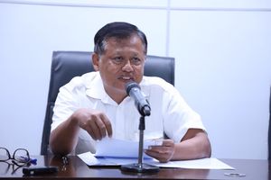 <p>Sekretaris Kementerian PANRB Dwi Wahyu Atmaji dan Kepala Badan Kepegawaian Negara (BKN) Bima Haria Wibisana menggelar virtual press conference untuk menyampaikan kebijakan lanjutan work from home/WFH dan larangan untuk mudik bagi Aparatur Sipil Negara (ASN) di Kantor Kementerian PANRB, Jakarta, Senin (30/03). Sumber: https://menpan.go.id/</p>
