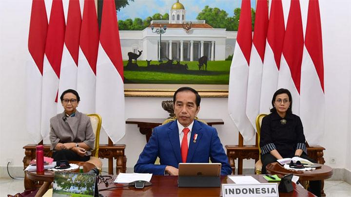 <p>Menlu Retno Marsudi (kiri) dan Menkeu Sri Mulyani (kanan) mendampingi Presiden Joko Widodo menghadiri pertemuan virtual KTT G20 di Istana Bogor, Kamis 26 Maret 2020</p>
