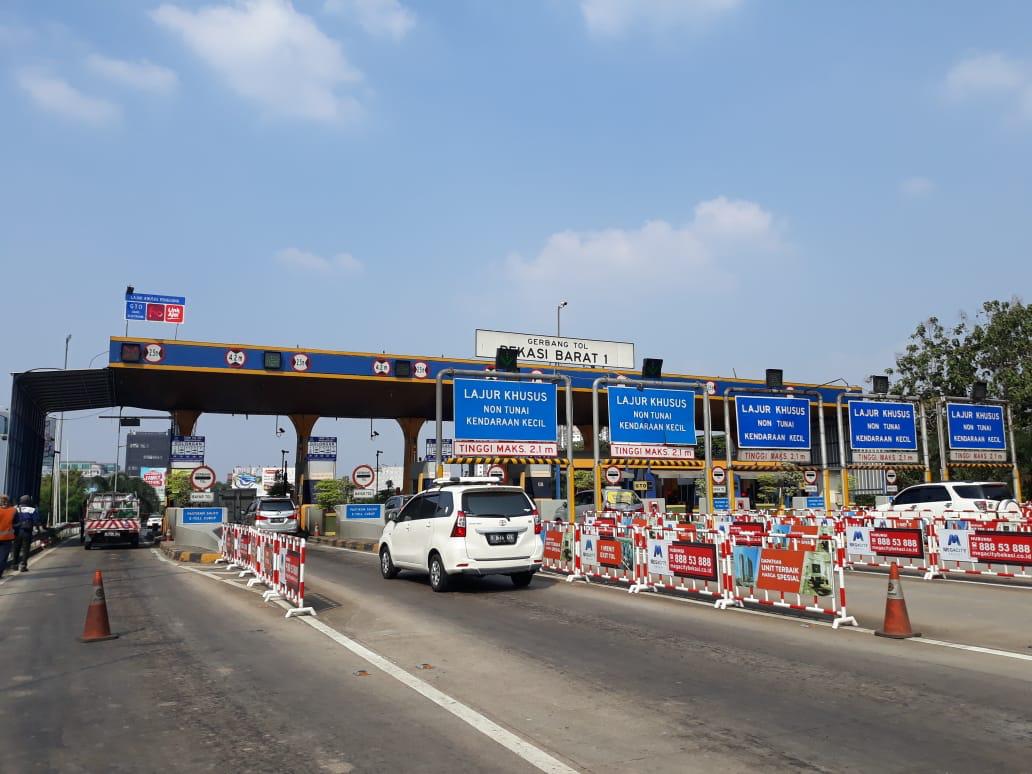 <p>Gerbang Tol Bekasi Barat/ truckmagz.com</p>
