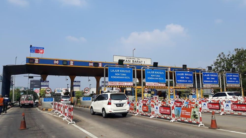 <p>Gerbang Tol Bekasi Barat/ truckmagz.com</p>
