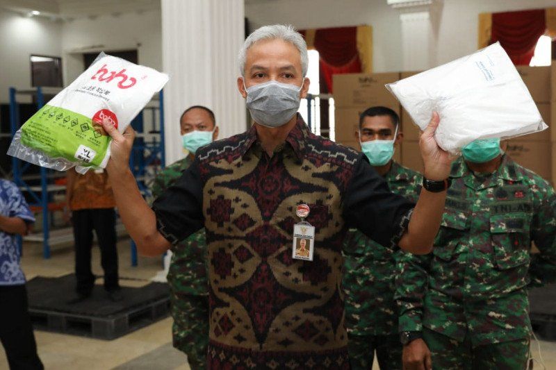 <p>Gubernur Jawa Tengah Ganjar Pranowo mengaku terkejut dengan temuan bantuan APD dari Tiongkok ternyata &#8216;made in&#8217; Indonesia. / Antara Foto</p>
