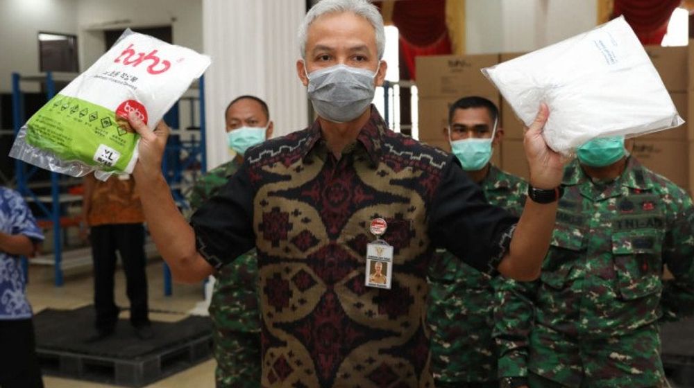 <p>Gubernur Jawa Tengah Ganjar Pranowo mengaku terkejut dengan temuan bantuan APD dari Tiongkok ternyata ‘made in’ Indonesia. / Antara Foto</p>
