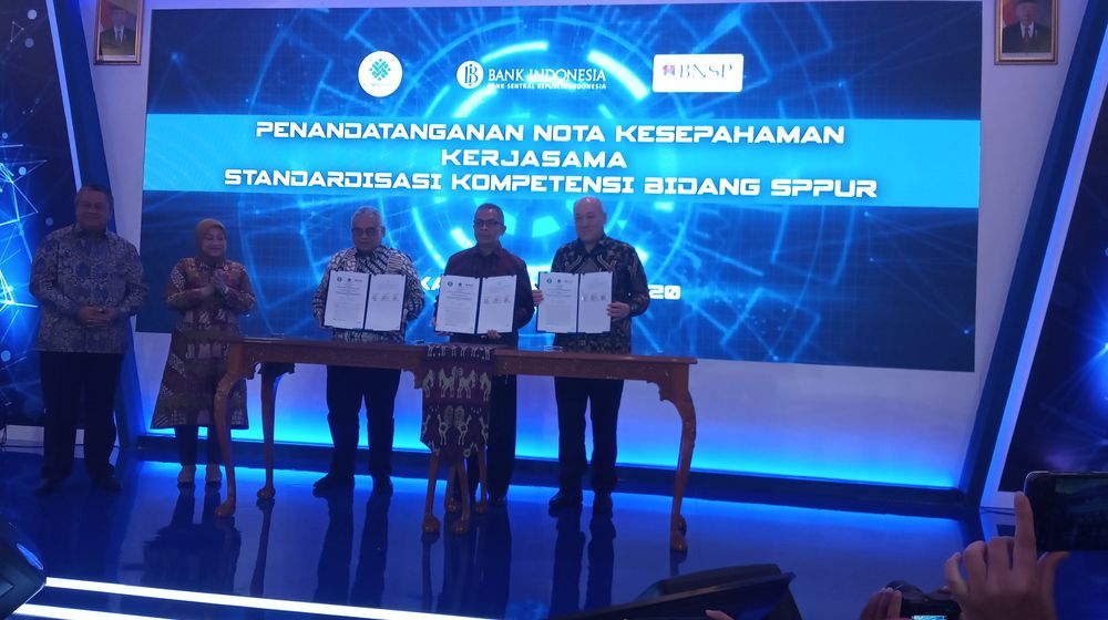 <p>Deputi Gubernur BI, Sugeng, Direktur Jenderal Pembinaan, Pelatihan, dan Produktivitas Kemnaker RI, Bambang Satrio Lelono, dan Ketua BNPB, Kunjung Masehat saat menandatangi nota kesepahamanan di Ruang Function, Gedung Bank BI, Senin (9/3). (Sumber: TrenAsia)</p>
