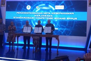 <p>Deputi Gubernur BI, Sugeng, Direktur Jenderal Pembinaan, Pelatihan, dan Produktivitas Kemnaker RI, Bambang Satrio Lelono, dan Ketua BNPB, Kunjung Masehat saat menandatangi nota kesepahamanan di Ruang Function, Gedung Bank BI, Senin (9/3). (Sumber: TrenAsia)</p>

