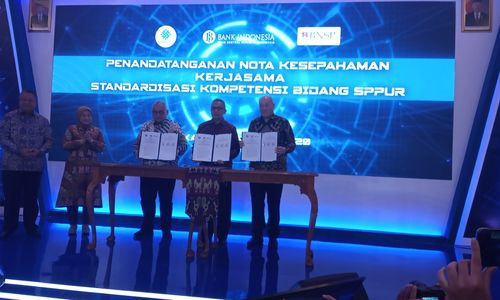 <p>Deputi Gubernur BI, Sugeng, Direktur Jenderal Pembinaan, Pelatihan, dan Produktivitas Kemnaker RI, Bambang Satrio Lelono, dan Ketua BNPB, Kunjung Masehat saat menandatangi nota kesepahamanan di Ruang Function, Gedung Bank BI, Senin (9/3). (Sumber: TrenAsia)</p>