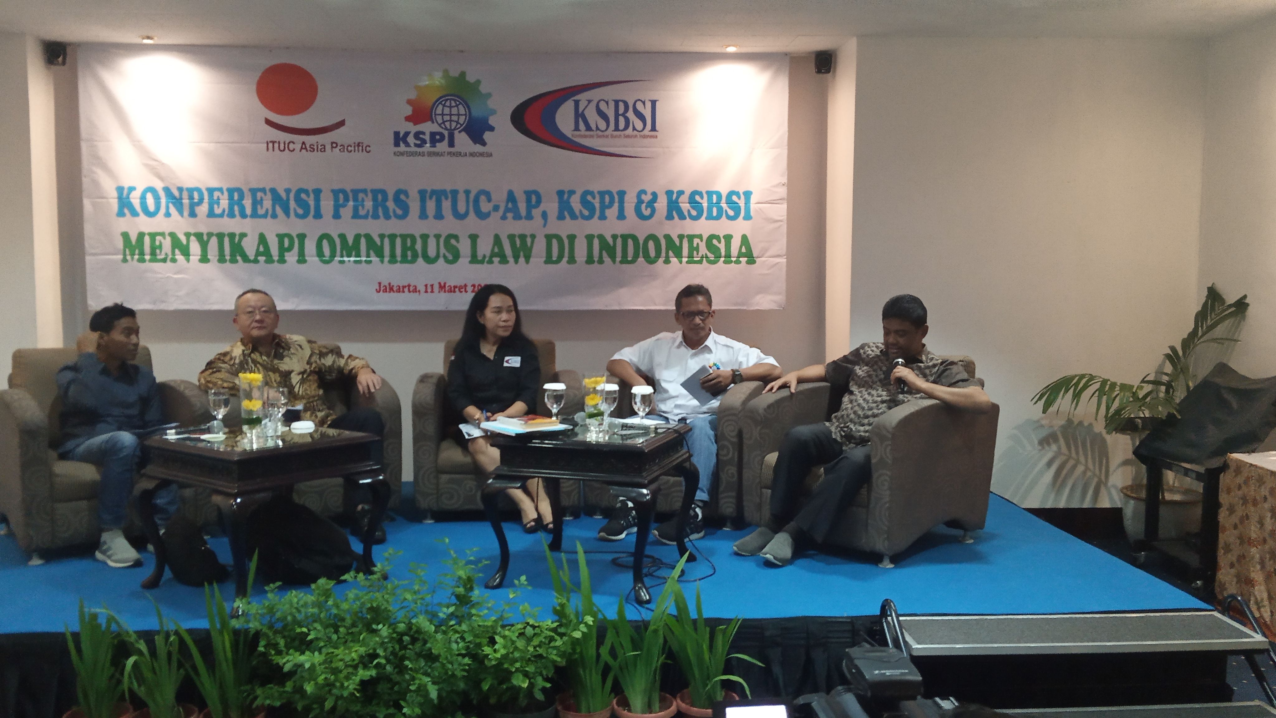 <p>Said Iqbal (kanan) saat memberikan paparannya dalam Konferensi Pers terkait penolakan Omnibus Law Cipta Kerja, Jakarta, Rabu, 11 Maret (Sumber: TrenAsia)</p>
