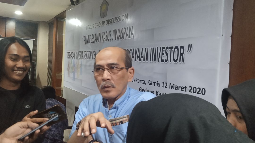 <p>Faisal Basri saat melakukan wawancara langsung dengan wartawan seusai agenda FGD, Kamis, 12 Maret / Foto: TrenAsia.com</p>
