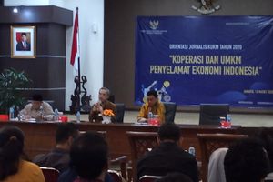 <p>Supomo, Direktur Utama Lembaga Pengelolaan Dana Bergulir Koperasi Usaha Mikro Kecil dan Menengah (LPDB-KUMKM) saat memberikan paparannya dalam Forum diskusi KUMKM Penyelamat Ekonomi Indonesia di Kementerian Koperasi dan UKM, Jumat (10/3) (Sumber: TrenAsia)</p>