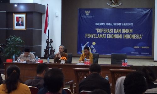 <p>Supomo, Direktur Utama Lembaga Pengelolaan Dana Bergulir Koperasi Usaha Mikro Kecil dan Menengah (LPDB-KUMKM) saat memberikan paparannya dalam Forum diskusi KUMKM Penyelamat Ekonomi Indonesia di Kementerian Koperasi dan UKM, Jumat (10/3) (Sumber: TrenAsia)</p>