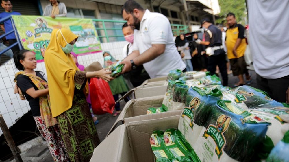 <p>Warga mengantre saat operasi pasar digelar Sugar Group Companies bersama Perusahaan Umum (Perum) Badan Urusan Logistik (Bulog) untuk Stok Pangan di Pasar Rawamangun, Jakarta Timur, belum lama ini. Sugar Group Companies mendukung penuh program Bulog dalam Gerakan Stabilisasi Pangan dengan menjamin ketersediaan bahan pangan gula selama 7 hari di 35 titik pasar untuk wilayah DKI Jakarta dan Banten. Sugar Group Companies menyediakan 10 ton gula setiap harinya di 5 titik pasar. Foto: Ismail Pohan/TrenAsia</p>
