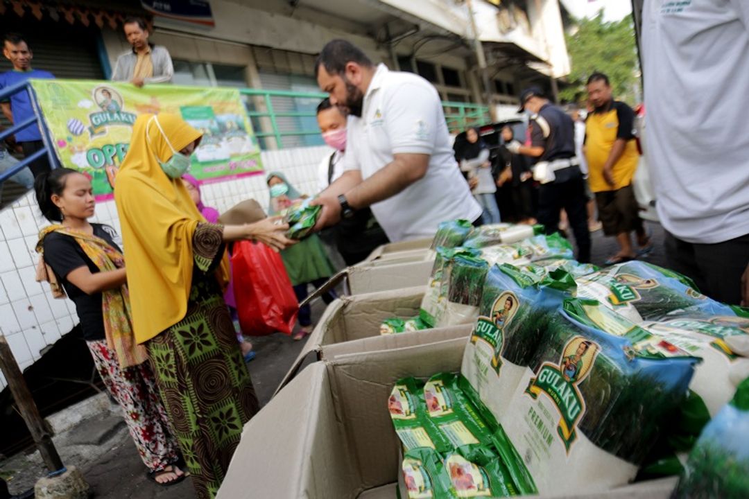 <p>Warga mengantre saat operasi pasar digelar Sugar Group Companies bersama Perusahaan Umum (Perum) Badan Urusan Logistik (Bulog) untuk Stok Pangan di Pasar Rawamangun, Jakarta Timur, belum lama ini. Sugar Group Companies mendukung penuh program Bulog dalam Gerakan Stabilisasi Pangan dengan menjamin ketersediaan bahan pangan gula selama 7 hari di 35 titik pasar untuk wilayah DKI Jakarta dan Banten. Sugar Group Companies menyediakan 10 ton gula setiap harinya di 5 titik pasar. Foto: Ismail Pohan/TrenAsia</p>
