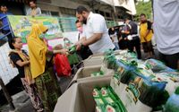 <p>Warga mengantre saat operasi pasar digelar Sugar Group Companies bersama Perusahaan Umum (Perum) Badan Urusan Logistik (Bulog) untuk Stok Pangan di Pasar Rawamangun, Jakarta Timur, belum lama ini. Sugar Group Companies mendukung penuh program Bulog dalam Gerakan Stabilisasi Pangan dengan menjamin ketersediaan bahan pangan gula selama 7 hari di 35 titik pasar untuk wilayah DKI Jakarta dan Banten. Sugar Group Companies menyediakan 10 ton gula setiap harinya di 5 titik pasar. Foto: Ismail Pohan/TrenAsia</p>
