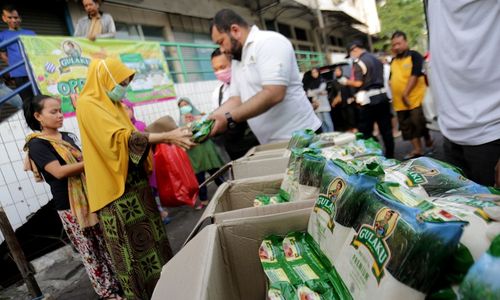 <p>Warga mengantre saat operasi pasar digelar Sugar Group Companies bersama Perusahaan Umum (Perum) Badan Urusan Logistik (Bulog) untuk Stok Pangan di Pasar Rawamangun, Jakarta Timur, belum lama ini. Sugar Group Companies mendukung penuh program Bulog dalam Gerakan Stabilisasi Pangan dengan menjamin ketersediaan bahan pangan gula selama 7 hari di 35 titik pasar untuk wilayah DKI Jakarta dan Banten. Sugar Group Companies menyediakan 10 ton gula setiap harinya di 5 titik pasar. Foto: Ismail Pohan/TrenAsia</p>