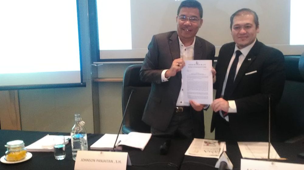 <p>Tim kuasa Hukum Sinomart, Johnson Panjaitan bersama E.L. Sajogo menunjukkan press release konferensi pers di Double Tree, Jakarta, Senin (9/3) Sumber: Tren Asia</p>
