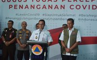 <p>Gubernur DKI Jakarta Anies Baswedan (kedua kanan) didampingi Ketua Gugus Tugas Percepatan Penanganan COVID-19 yang juga Kepala BNPB Doni Monardo (kanan) memberikan keterangan pers usai melakukan pertemuan di Jakarta, Rabu (18/3/2020). Pertemuan itu membahas langkah-langkan percepatan penanganan COVID-19 di wilayah DKI Jakarta. ANTARA FOTO/Dewanto Samodro/wsj.</p>
