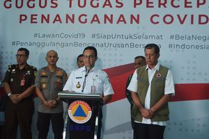 <p>Gubernur DKI Jakarta Anies Baswedan (kedua kanan) didampingi Ketua Gugus Tugas Percepatan Penanganan COVID-19 yang juga Kepala BNPB Doni Monardo (kanan) memberikan keterangan pers usai melakukan pertemuan di Jakarta, Rabu (18/3/2020). Pertemuan itu membahas langkah-langkan percepatan penanganan COVID-19 di wilayah DKI Jakarta. ANTARA FOTO/Dewanto Samodro/wsj.</p>
