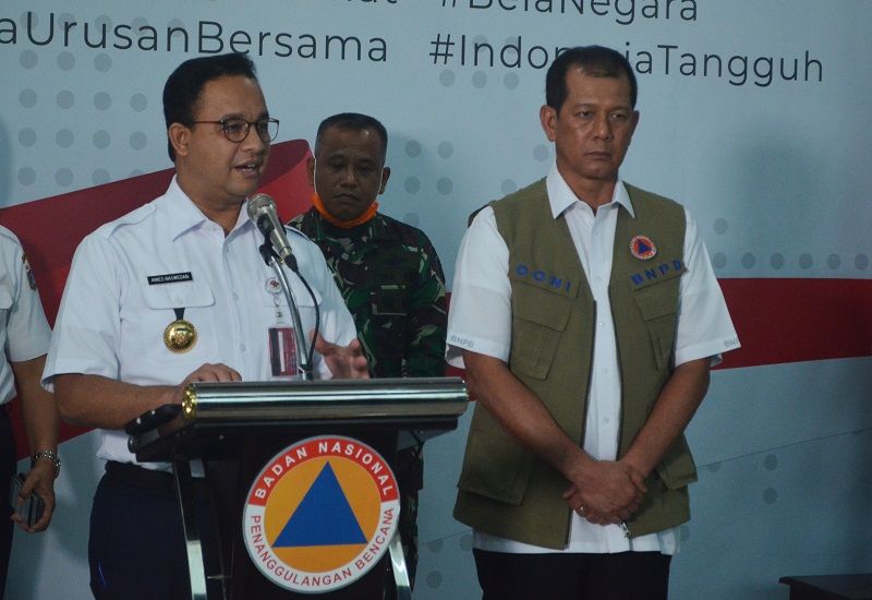 <p>Gubernur DKI Jakarta Anies Baswedan (kiri) didampingi Ketua Gugus Tugas Percepatan Penanganan COVID-19 yang juga Kepala BNPB Doni Monardo </p>

