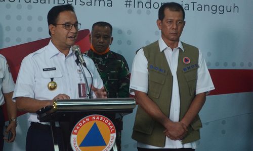 <p>Gubernur DKI Jakarta Anies Baswedan (kiri) didampingi Ketua Gugus Tugas Percepatan Penanganan COVID-19 yang juga Kepala BNPB Doni Monardo </p>
