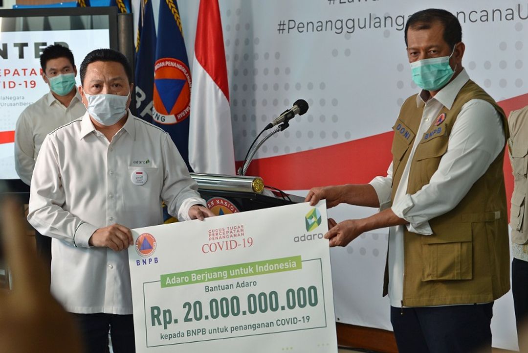 <p>Kepala Badan Nasional Penanggulangan Bencana (BNPB) Doni Monardo (kanan) menerima secara simbolik bantuan dari Presiden Direktur PT Adaro Energy Tbk Garibaldi Thohir di Graha BNPB, Jakarta, Senin (23/3/2020). Adaro menyalurkan bantuan sebesar Rp20 miliar melalui program Adaro Berjuang untuk Indonesia kepada Gugus Tugas Percepatan Penanganan Coronavirus Disease (COVID-19) melalui penyediaan mobil khusus bagi para pasien yang terpapar COVID-19. ANTARA FOTO/Aditya Pradana Putra/aww.</p>
