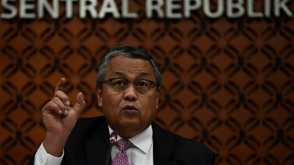 <p>Gubernur Bank Indonesia Perry Warjiyo menyampaikan hasil Rapat Dewan Gubernur Bank Indonesia di Jakarta, Kamis (19/3/2020). RDG Bank Indonesia memutuskan menurunkan suku bunga acuan 7-Day Reverse Repo Rate sebanyak 25 basis poin menjadi 4,5 persen. FOTO ANTARA/Puspa Perwitasari/ama.</p>
