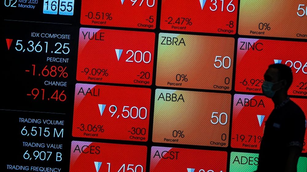 <p>Pekerja melihat layar pergerakan saham di Jakarta, Senin (9/3/2020). Indeks Harga Saham Gabungan (IHSG) pada perdagangan hari Senin (9/3/2020) sore, ditutup melemah 6,58% atau 361,73 poin ke level 5.136,80 yang merupakan level terendah sejak Desember 2016. / Antara Foto</p>
