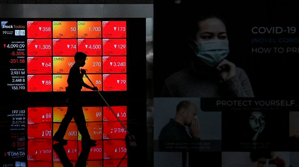 <p>Petugas kebersihan melintas di depan layar yang menampilkan pergerakan saham di gedung Bursa Efek Indonesia, Jakarta. Pada akhir pekan ini, Jumat, 20 Maret 2020, IHSG ditutup menguat 89,52 poin atau 2,18% ke posisi 4.194,94. ANTARA FOTO/Hafidz Mubarak A/wsj.</p>