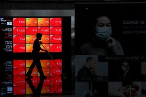 <p>Petugas kebersihan melintas di depan layar yang menampilkan pergerakan saham di gedung Bursa Efek Indonesia, Jakarta. Pada akhir pekan ini, Jumat, 20 Maret 2020, IHSG ditutup menguat 89,52 poin atau 2,18% ke posisi 4.194,94. ANTARA FOTO/Hafidz Mubarak A/wsj.</p>
