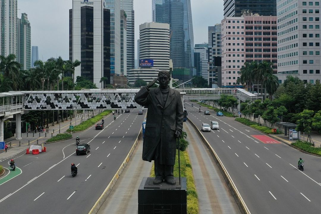 <p>Foto aerial kendaraan melintas di Jalan Jenderal Sudirman, Jakarta, Senin (23/3/2020). Sejumlah ruas jalan utama ibu kota lebih lengang dibandingkan hari biasa karena sebagian perusahaan telah menerapkan bekerja dari rumah guna menekan penyebaran virus corona atau COVID-19. ANTARA FOTO/Indrianto Eko Suwarso/foc.</p>
