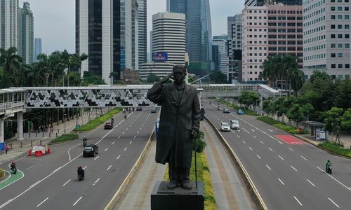 <p>Foto aerial kendaraan melintas di Jalan Jenderal Sudirman, Jakarta, Senin (23/3/2020). Sejumlah ruas jalan utama ibu kota lebih lengang dibandingkan hari biasa karena sebagian perusahaan telah menerapkan bekerja dari rumah guna menekan penyebaran virus corona atau COVID-19. ANTARA FOTO/Indrianto Eko Suwarso/foc.</p>
