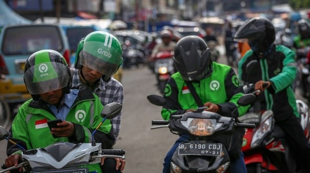 <p>Pengemudi ojek online menunggu penumpang di kawasan Pasar Anyar, Kota Tangerang, Banten, Rabu (11/3/2020). Kementerian Perhubungan secara resmi mengumumkan rencana kenaikan tarif ojek online khusus untuk zona 2 (Jabodetabek) per 16 Maret 2020 yaitu naik Rp250 untuk tarif batas bawah (TBB) dan Rp150 untuk tarif batas atas (TBA). ANTARA FOTO/Fauzan/foc.</p>
