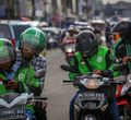 <p>Pengemudi ojek online menunggu penumpang di kawasan Pasar Anyar, Kota Tangerang, Banten, Rabu (11/3/2020). Kementerian Perhubungan secara resmi mengumumkan rencana kenaikan tarif ojek online khusus untuk zona 2 (Jabodetabek) per 16 Maret 2020 yaitu naik Rp250 untuk tarif batas bawah (TBB) dan Rp150 untuk tarif batas atas (TBA). ANTARA FOTO/Fauzan/foc.</p>
