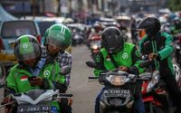 <p>Pengemudi ojek online menunggu penumpang di kawasan Pasar Anyar, Kota Tangerang, Banten, Rabu (11/3/2020). Kementerian Perhubungan secara resmi mengumumkan rencana kenaikan tarif ojek online khusus untuk zona 2 (Jabodetabek) per 16 Maret 2020 yaitu naik Rp250 untuk tarif batas bawah (TBB) dan Rp150 untuk tarif batas atas (TBA). ANTARA FOTO/Fauzan/foc.</p>
