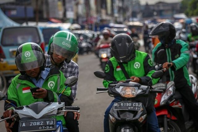 <p>Pengemudi ojek online menunggu penumpang di kawasan Pasar Anyar, Kota Tangerang, Banten, Rabu (11/3/2020). Kementerian Perhubungan secara resmi mengumumkan rencana kenaikan tarif ojek online khusus untuk zona 2 (Jabodetabek) per 16 Maret 2020 yaitu naik Rp250 untuk tarif batas bawah (TBB) dan Rp150 untuk tarif batas atas (TBA). ANTARA FOTO/Fauzan/foc.</p>
