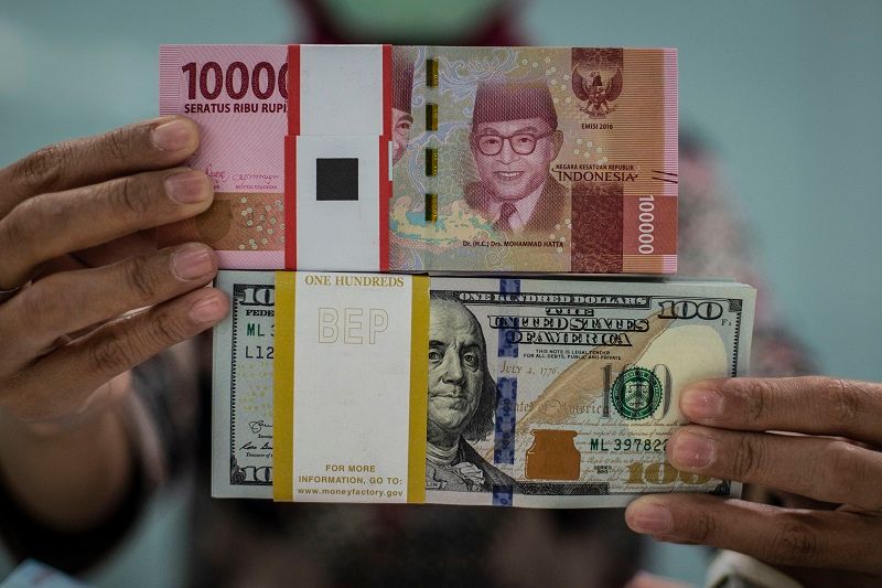 <p>Karyawan menunjukkan uang rupiah dan dolar AS di Kantor Cabang Plaza Mandiri, Jakarta. Nilai tukar rupiah yang ditransaksikan antarbank di Jakarta pada Kamis sore melemah mendekati Rp16.000 per dolar AS.. ANTARA FOTO/Aprillio Akbar/wsj.</p>
