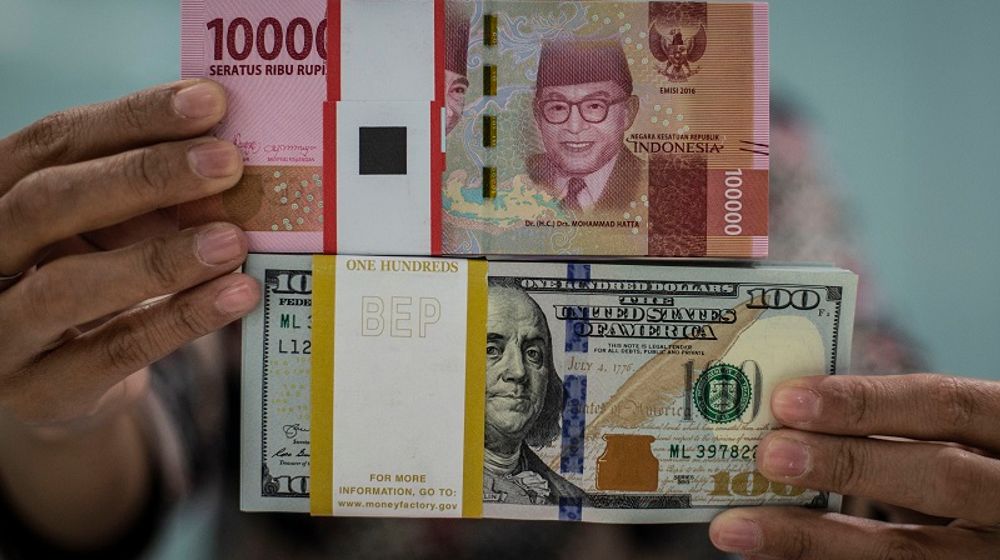 <p>Karyawan menunjukkan uang rupiah dan dolar AS di Kantor Cabang Plaza Mandiri, Jakarta. Nilai tukar rupiah yang ditransaksikan antarbank di Jakarta pada Kamis sore melemah mendekati Rp16.000 per dolar AS.. ANTARA FOTO/Aprillio Akbar/wsj.</p>
