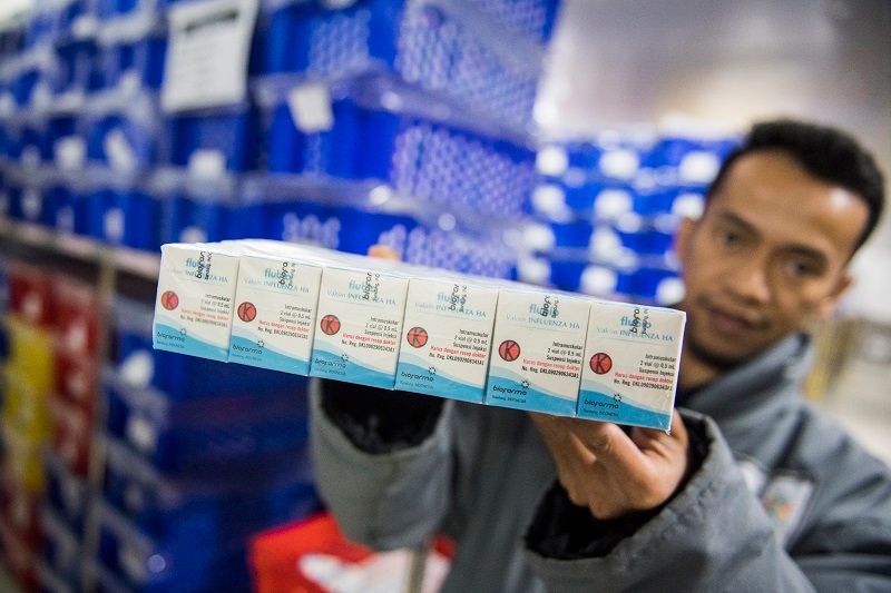 <p>Petugas menunjukan vaksin influenza di ruang penyimpanan vaksin di Bio Farma, Bandung, Jawa Barat, Selasa (10/3/2020). Bio Farma memastikan stok vaksin untuk menjaga daya tahan tubuh dari ancaman virus influenza di tengah ancaman penyebaran virus corona jenis baru (Covid-19) dalam keadaan mencukupi. ANTARA FOTO/M Agung Rajasa/hp.</p>
