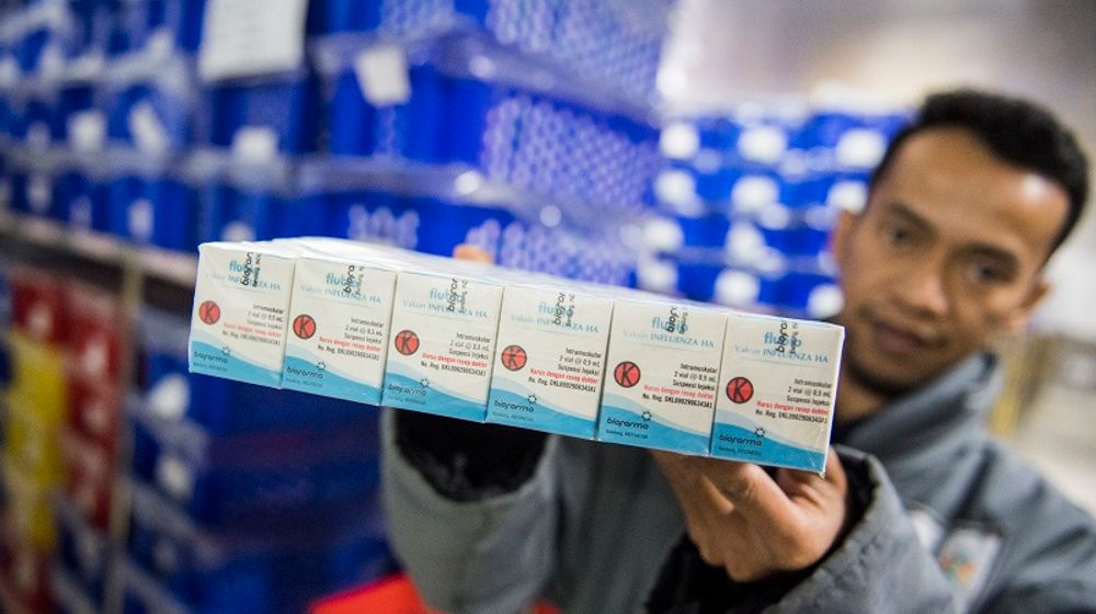 <p>Petugas menunjukan vaksin influenza di ruang penyimpanan vaksin di Bio Farma, Bandung, Jawa Barat, Selasa (10/3/2020). Bio Farma memastikan stok vaksin untuk menjaga daya tahan tubuh dari ancaman virus influenza di tengah ancaman penyebaran virus corona jenis baru (Covid-19) dalam keadaan mencukupi. ANTARA FOTO/M Agung Rajasa/hp.</p>
