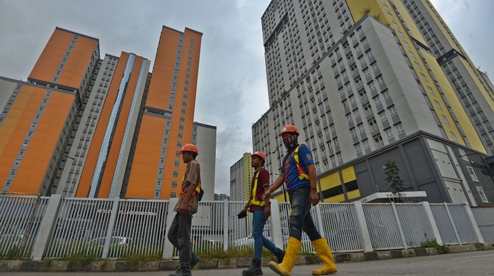 <p>Sejumlah pekerja berjalan di kawasan Wisma Atlet, Kemayoran, Jakarta, Kamis (19/3/2020). Presiden Joko Widodo memerintahkan Menteri BUMN Erick Thohir dan Menteri PUPR Basuki Hadimuljono segera menyiapkan Wisma Atlet sebagai tempat pelayanan kesehatan bagi pasien yang terjangkit virus corona atau COVID-19 sehingga bisa dipakai pada Senin (23/3/2020). ANTARA FOTO/Aditya Pradana Putra/aww.</p>
