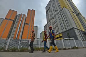 <p>Sejumlah pekerja berjalan di kawasan Wisma Atlet, Kemayoran, Jakarta, Kamis (19/3/2020). Presiden Joko Widodo memerintahkan Menteri BUMN Erick Thohir dan Menteri PUPR Basuki Hadimuljono segera menyiapkan Wisma Atlet sebagai tempat pelayanan kesehatan bagi pasien yang terjangkit virus corona atau COVID-19 sehingga bisa dipakai pada Senin (23/3/2020). ANTARA FOTO/Aditya Pradana Putra/aww.</p>
