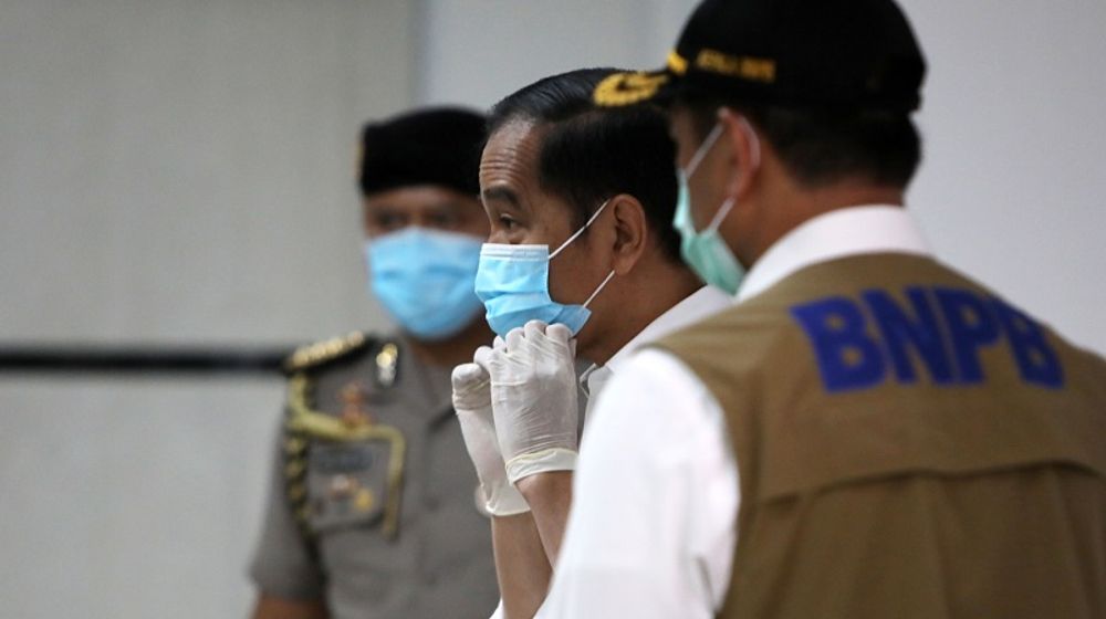 <p>Presiden Joko Widodo mengenakan masker saat meninjau ruang perawatan Rumah Sakit Darurat Penanganan COVID-19 Wisma Atlet Kemayoran, Jakarta, Senin (23/3/2020). Presiden memastikan bahwa rumah sakit darurat ini siap digunakan untuk karantina dan perawatan pasien COVID-19. ANTARA FOTO/KOMPAS/Heru Sri Kumoro/Pool/aww.</p>
